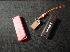 USBメモリ おすすめ2選★早いのと、壊れにくいコスパモデルを紹介します♪